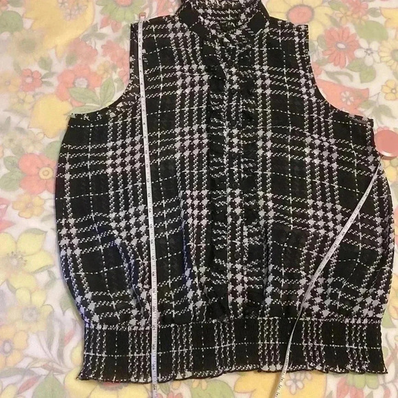 Relaxed fit buttons down sleeveless  top , breathable, beautiful - Picture 5 of 12